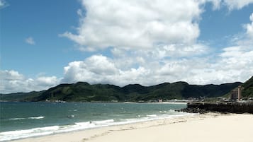 Aan het strand, wit zand