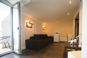 Business tweepersoonskamer, 1 slaapkamer | Een kluis op de kamer, individueel gedecoreerd, een bureau, gratis wifi