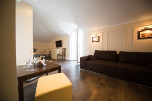 Business tweepersoonskamer, 1 slaapkamer | Woonruimte | Een 2000-cm flatscreentelevisie met kabelzenders en een open haard