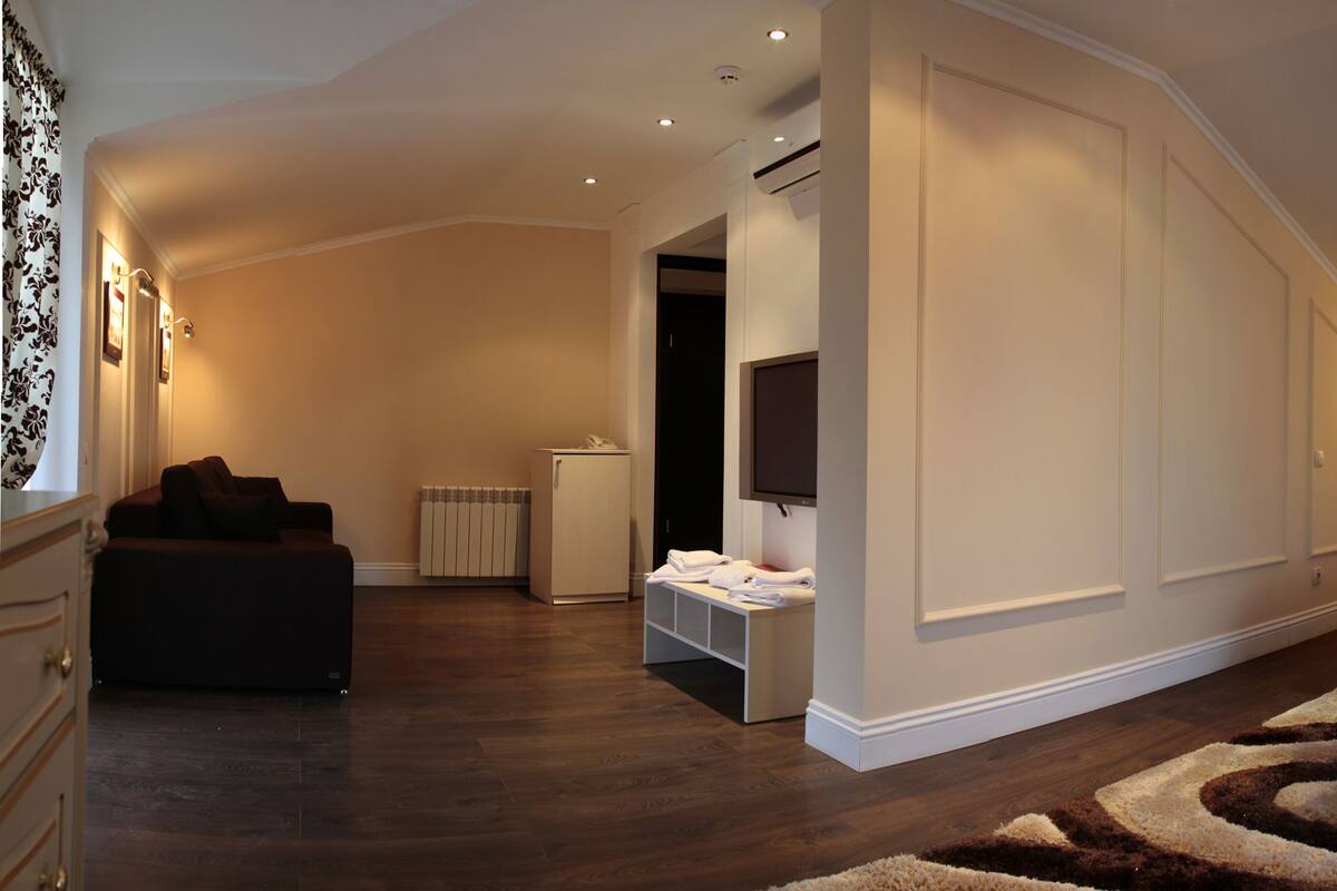 Business Double Room, 1 Bedroom | In-room safe, desk, free WiFi, individually decorated