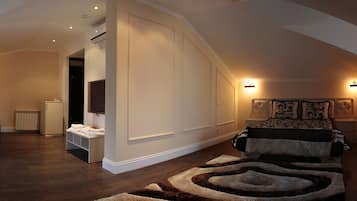 Business Double Room, 1 Bedroom | 6 bedrooms, in-room safe, individually decorated, desk
