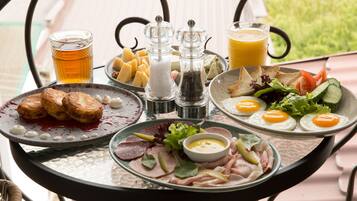 Daily cooked-to-order breakfast (UAH 200 per person)