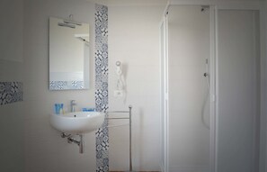 Classic Triple Room | Bathroom | Shower, deep soaking tub, rainfall showerhead, free toiletries - B&B Castiglione (Custonaci)