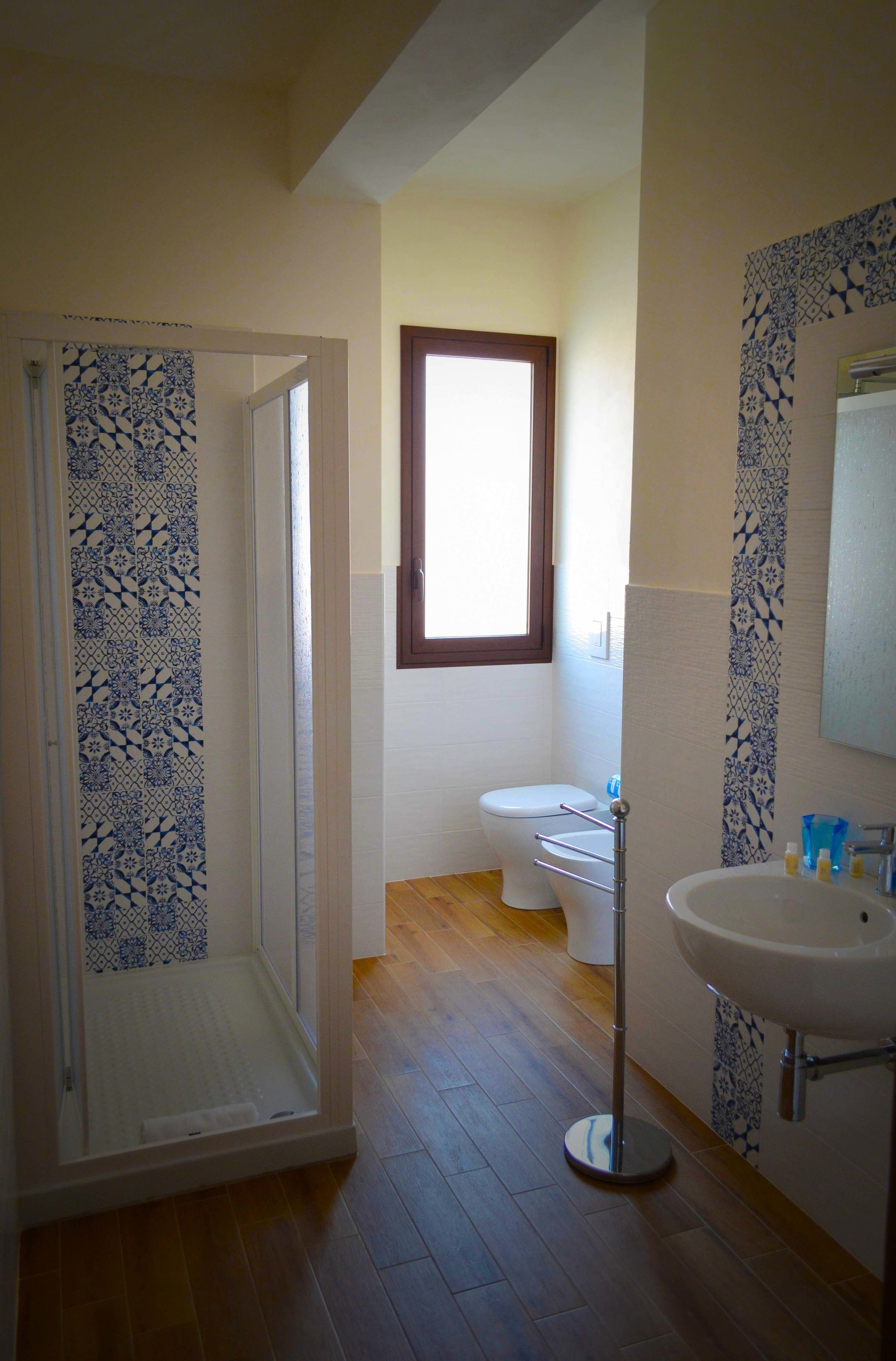 Classic Triple Room | Bathroom | Shower, deep-soaking bathtub, rainfall showerhead, free toiletries