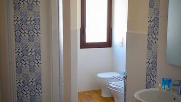 Classic Triple Room | Bathroom | Shower, deep-soaking bathtub, rainfall showerhead, free toiletries
