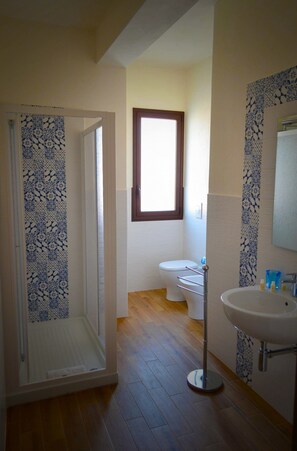 Classic Triple Room | Bathroom | Shower, deep soaking tub, rainfall showerhead, free toiletries - B&B Castiglione (Custonaci)