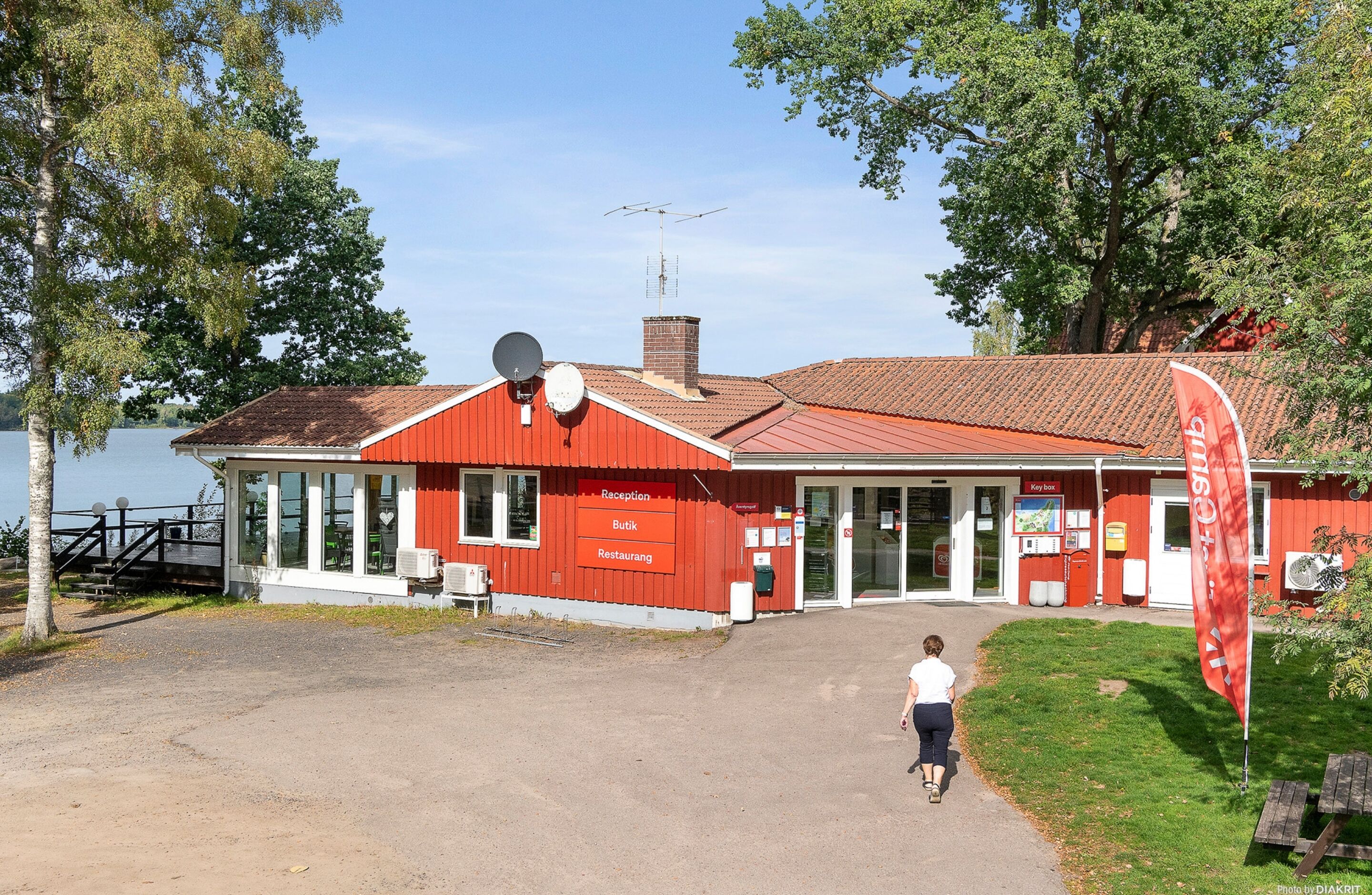 A red building with a reception, butik, and restaurant.