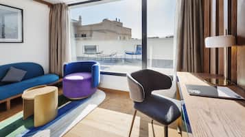 Deluxe-Zimmer, Terrasse | Wohnzimmer | Flachbildfernseher