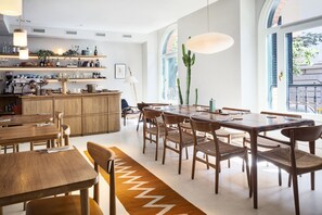 Melayani sarapan, makan siang, makan malam; sajian masakan Mediterania 