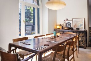 Breakfast, lunch and dinner served  - One Shot Fortuny (Madrid)