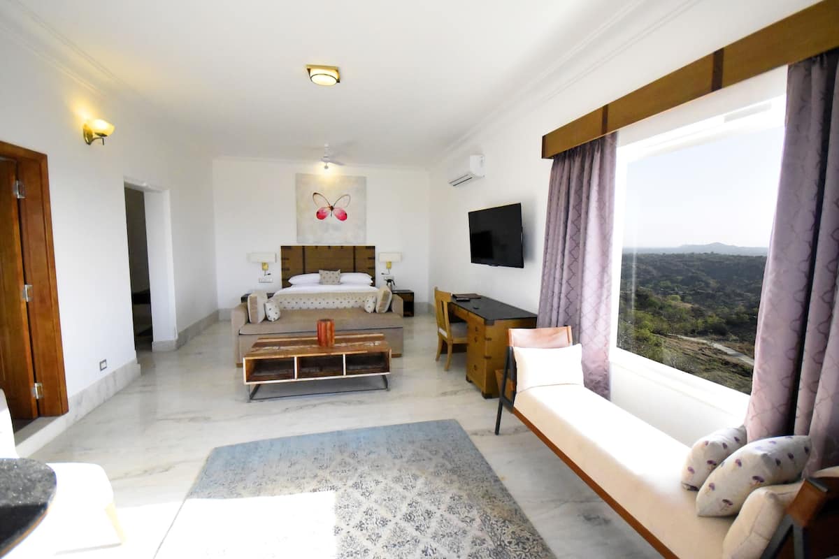Superior Suite | 1 bedroom, premium bedding, minibar, in-room safe