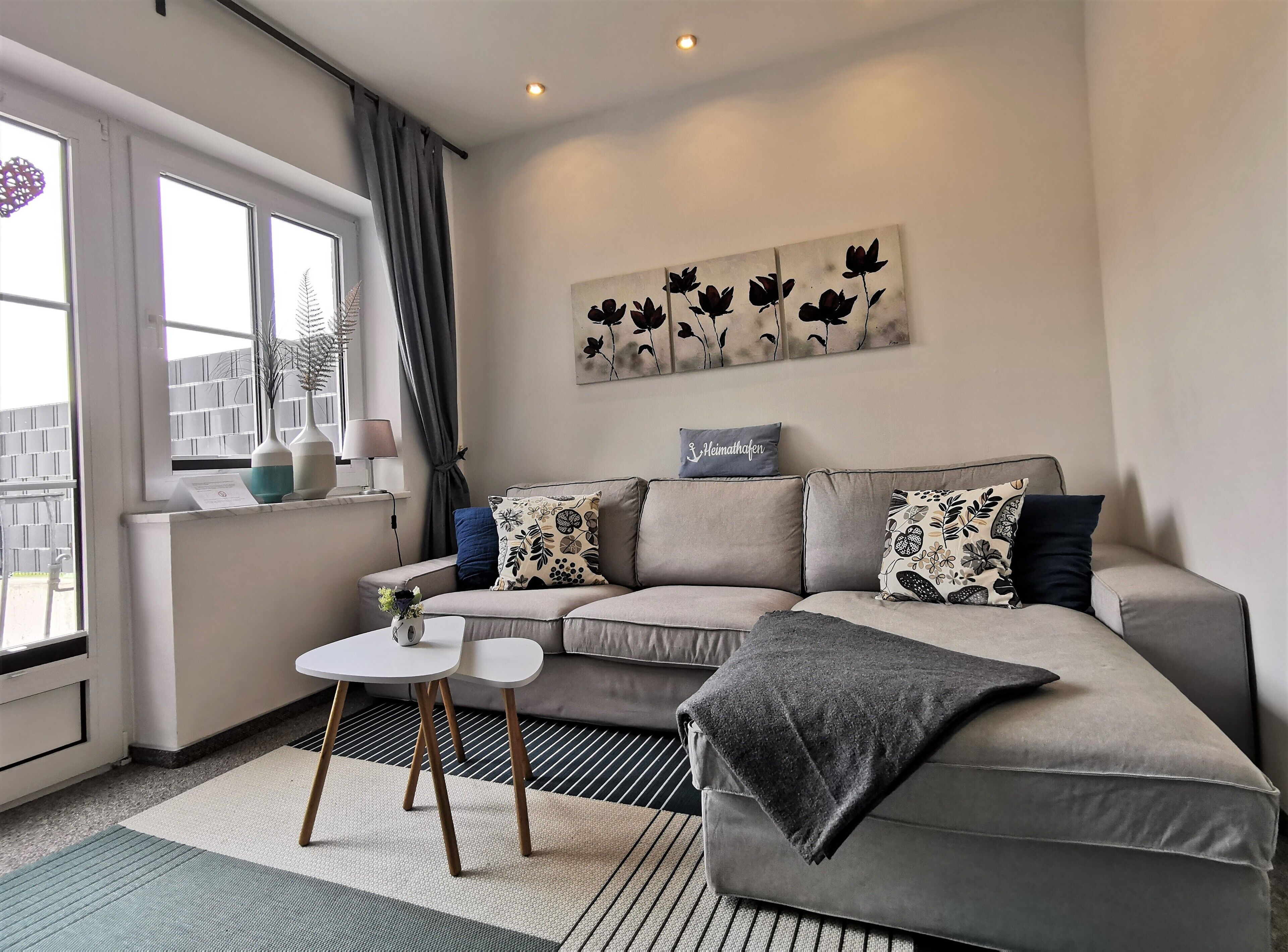 Televisión de pantalla plana, juguetes, libros