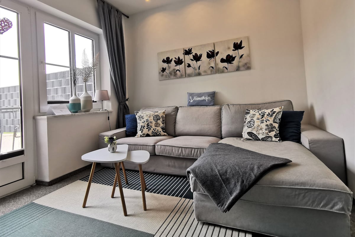 Apartment (Jasmin, incl. 60 € cleaning fee) | Living area | 80-cm flat-screen TV with satellite channels, TV, toys