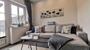 Apartment (Jasmin, incl. 60 € cleaning fee) | Ruang tamu | 80 cm televisyen skrin rata dengan satelit, TV, mainan