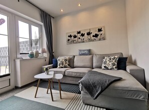 Apartment (Jasmin, incl. 60 € cleaning fee) | Living area | 80-cm flat-screen TV with satellite channels, TV, toys