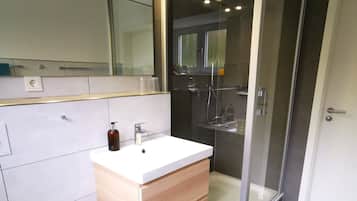 Apartemen (Kaleu, incl. 80 € cleaning fee) | Kamar mandi | Shower, pancuran hujan, pengering rambut, dan lantai berpemanas