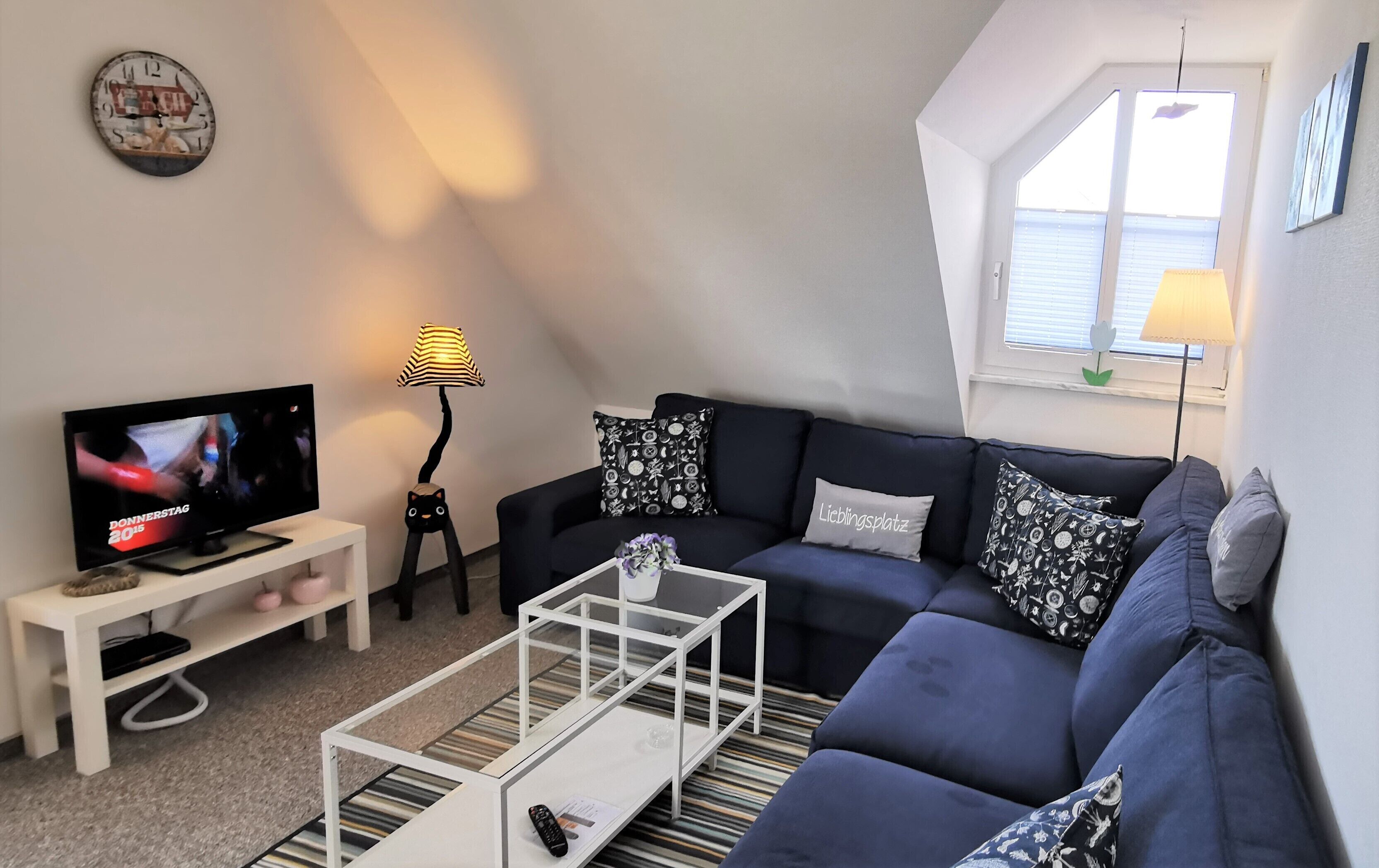 Televisión de pantalla plana, juguetes, libros