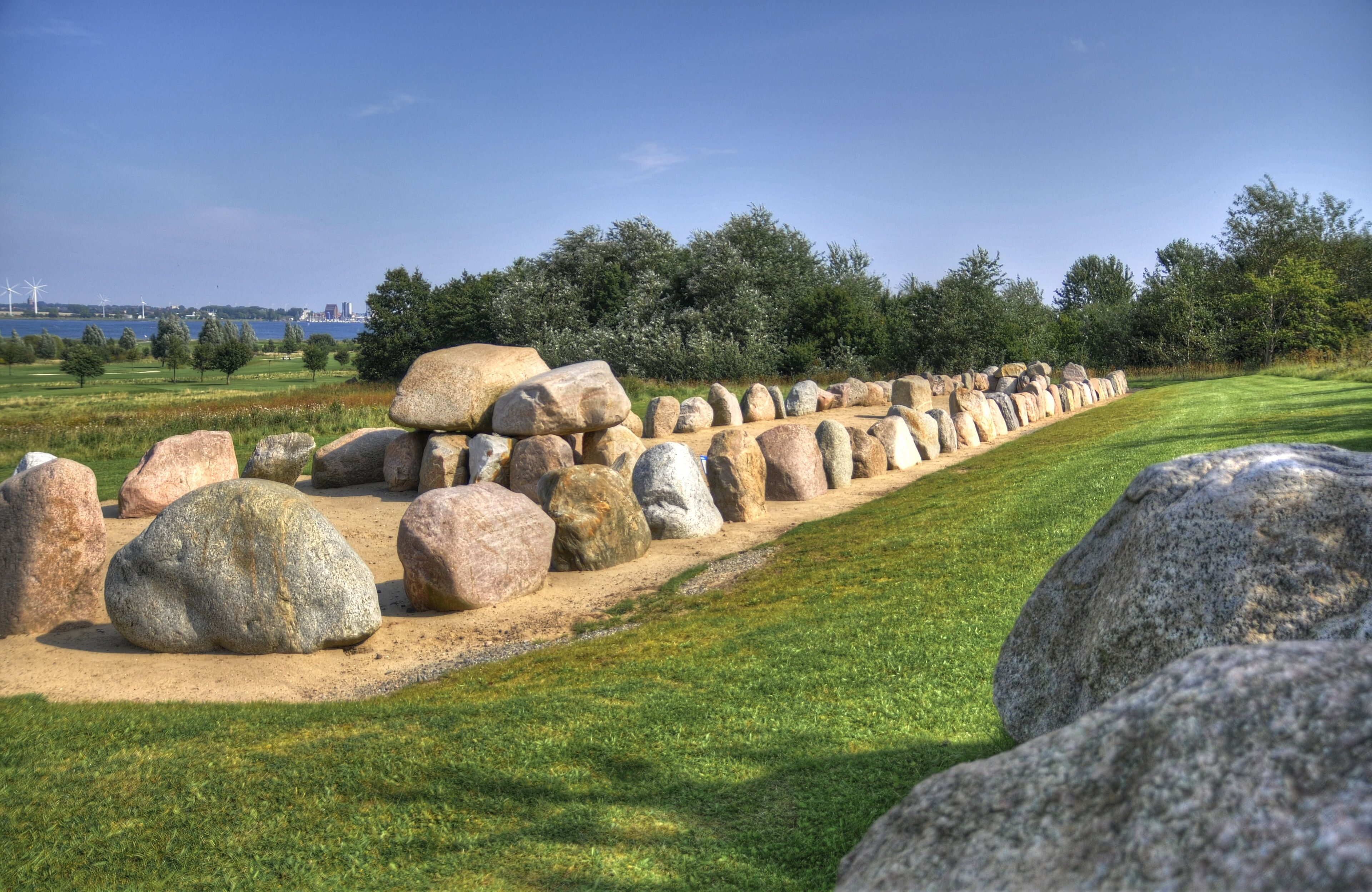 Un muro di pietra con grosse rocce in un prato.
