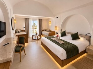 Una habitación de hotel con una cama grande, un escritorio, una silla y un televisor.