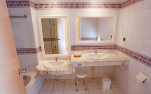 A bathroom with two sinks, a bathtub, and a shower. - Al Jazira Beach (Midoun)