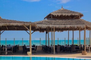 Outdoor dining - Al Jazira Beach (Midoun)