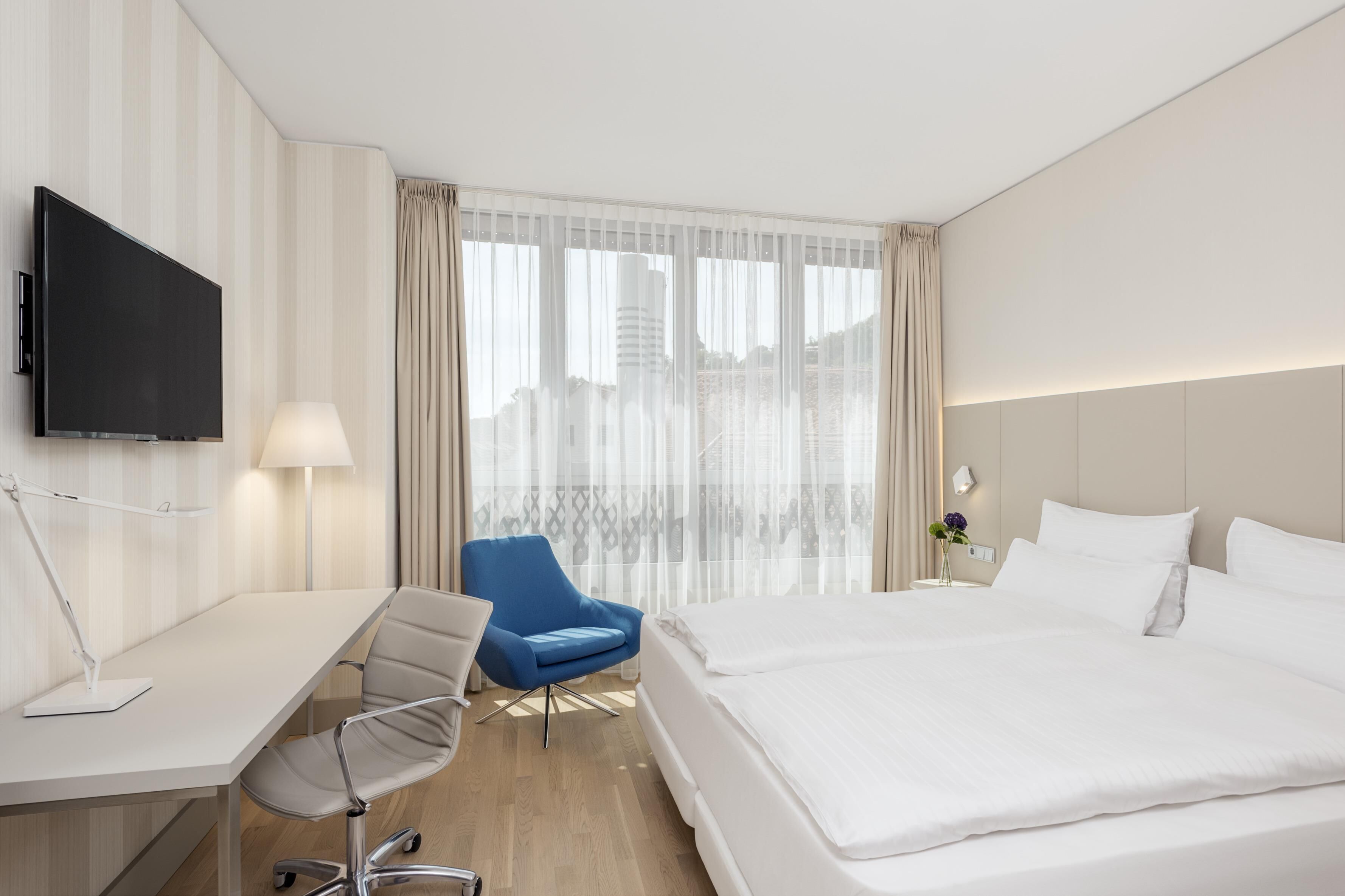 Standard Room | Minibar, in-room safe, desk, soundproofing