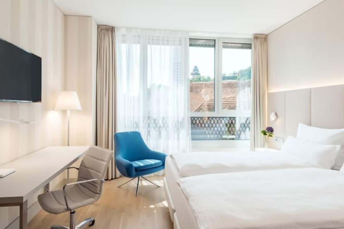 Minibar, caja de seguridad en la habitación y escritorio