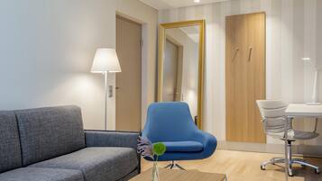 Minibar, safe på rommet, skrivebord og lydisolert