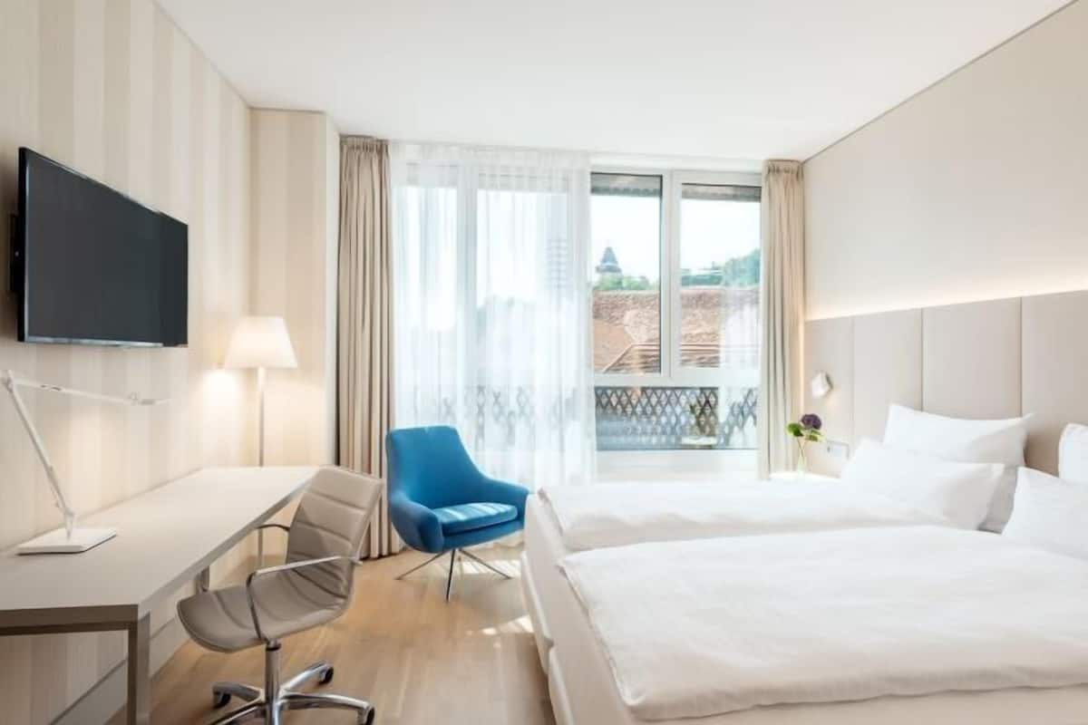 Minibar, caja de seguridad en la habitación y escritorio