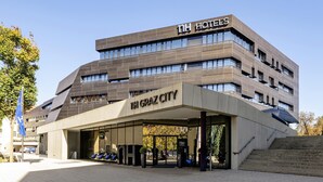 Ein modernes Hotelgebäude mit flachem Dach und mehreren Etagen.