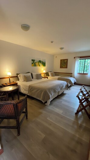 Premium bedding, down comforters, pillowtop beds, in-room safe - Hotel Austral Ushuaia (Ushuaia)