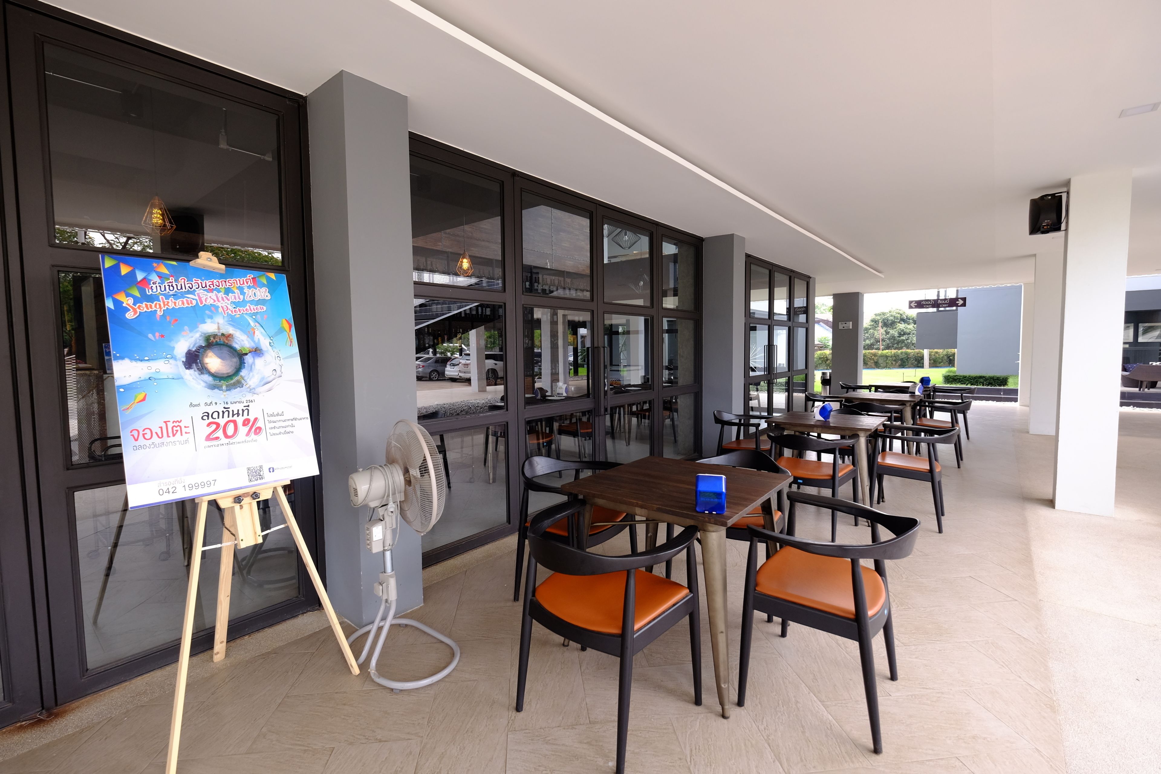 2 restaurants, breakfast, lunch served; local and international cuisine