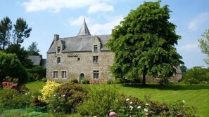 Exterior - Manoir de Kerguereon (Ploubezre)