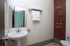 Quarto clássico | Banheiro | Chuveiro, chuveiro com efeito de chuva, produtos de toalete grátis