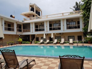 Outdoor pool - Serenity by the Sea Beach Resort (Candolim)