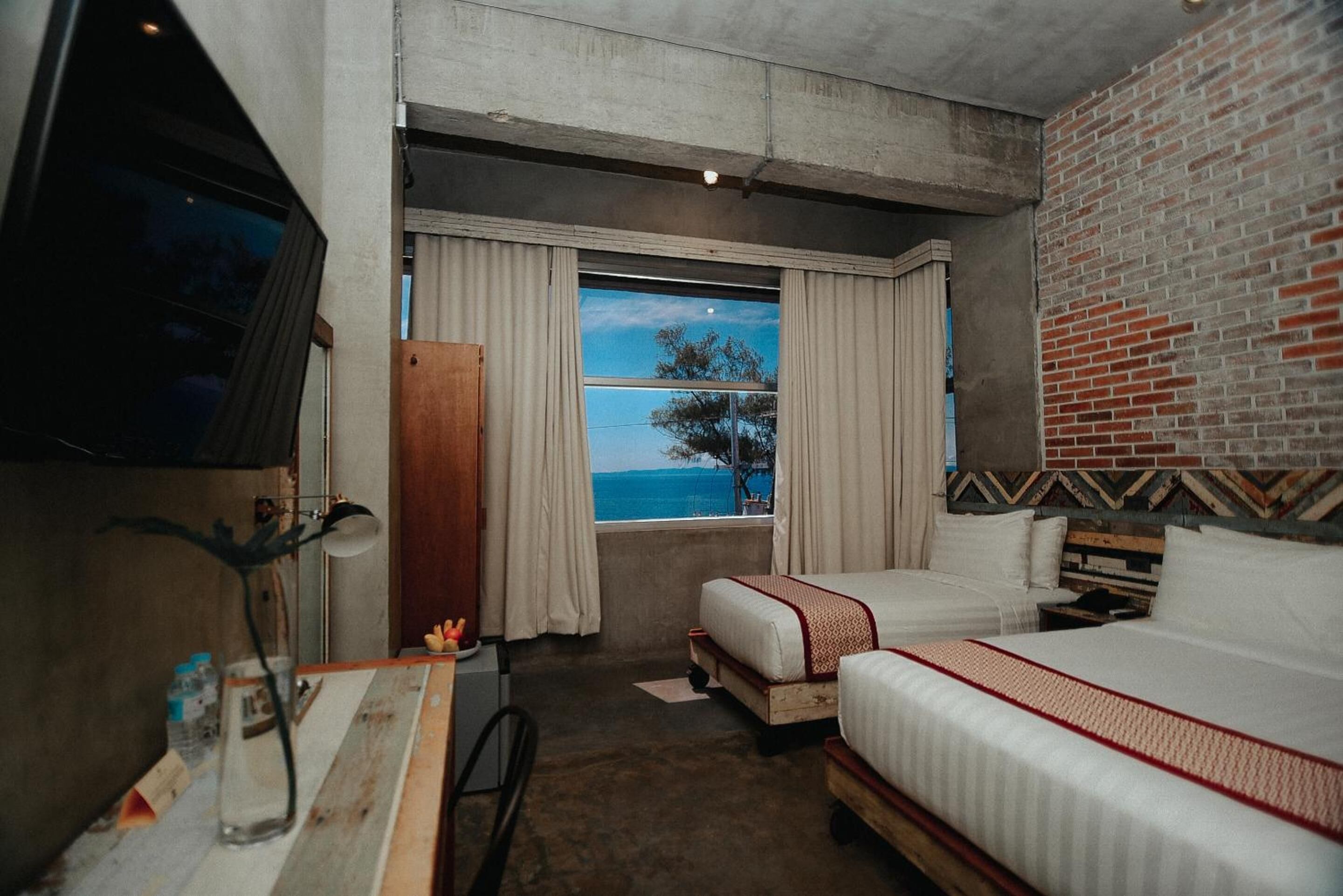 minibar, in-room safe, free wifi, bed sheets