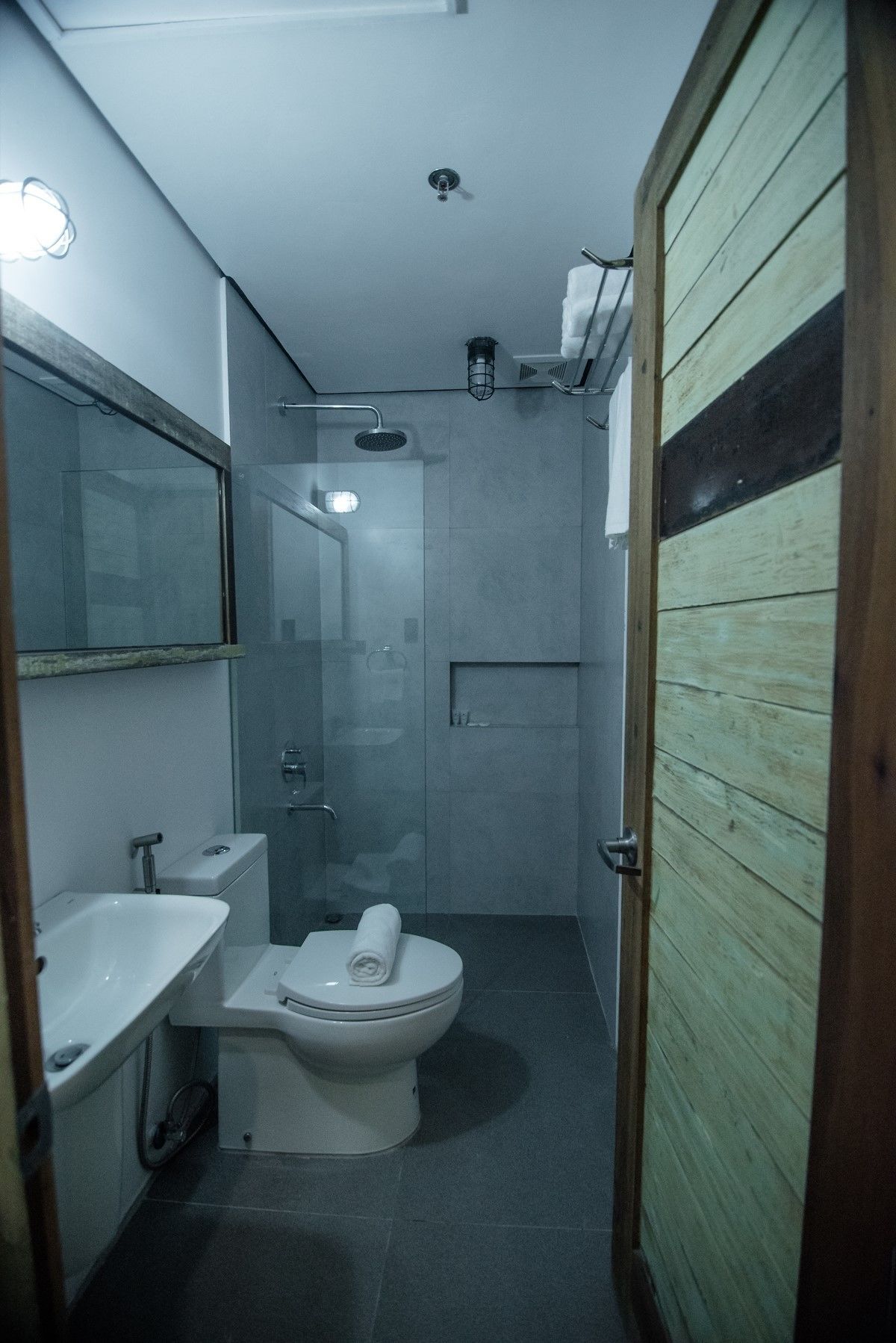 deluxe room | bathroom | shower, free toiletries, bathrobes, towels