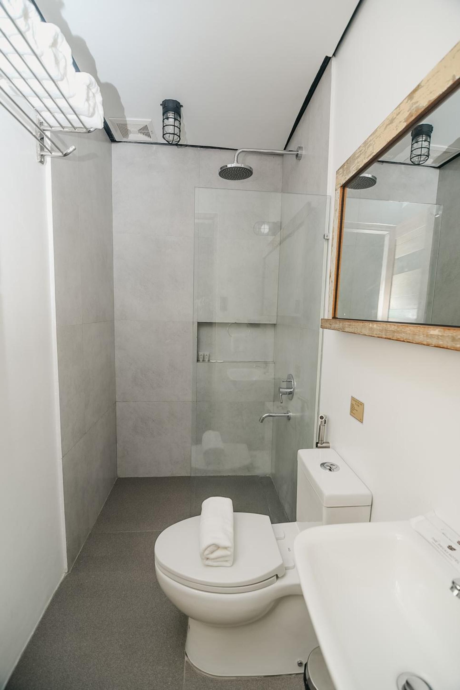 shower, free toiletries, bathrobes, towels