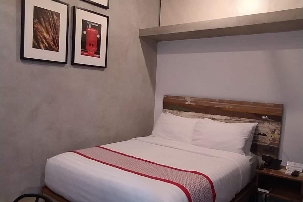 Standard Queen Room | Minibar, in-room safe, free WiFi, bed sheets