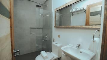 Shower, free toiletries, bathrobes, towels