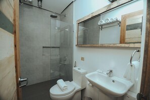 Shower, free toiletries, bathrobes, towels - The Bricks Hotel (Dumaguete)