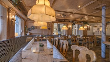 朝食、ディナーに営業 (郷土料理と各国料理)