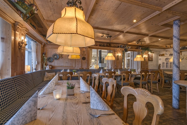 Breakfast and dinner served, local and international cuisine