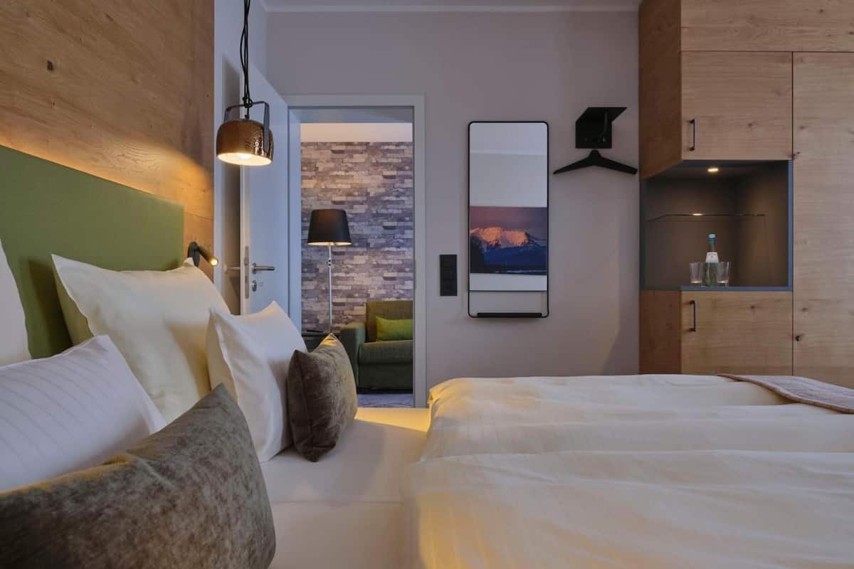 desk, soundproofing, free wifi, bed sheets