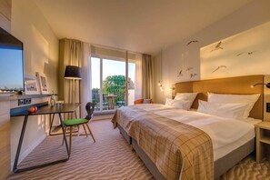 Desk, soundproofing, free WiFi, bed sheets - Hotel Burg-Klause (Fehmarn)