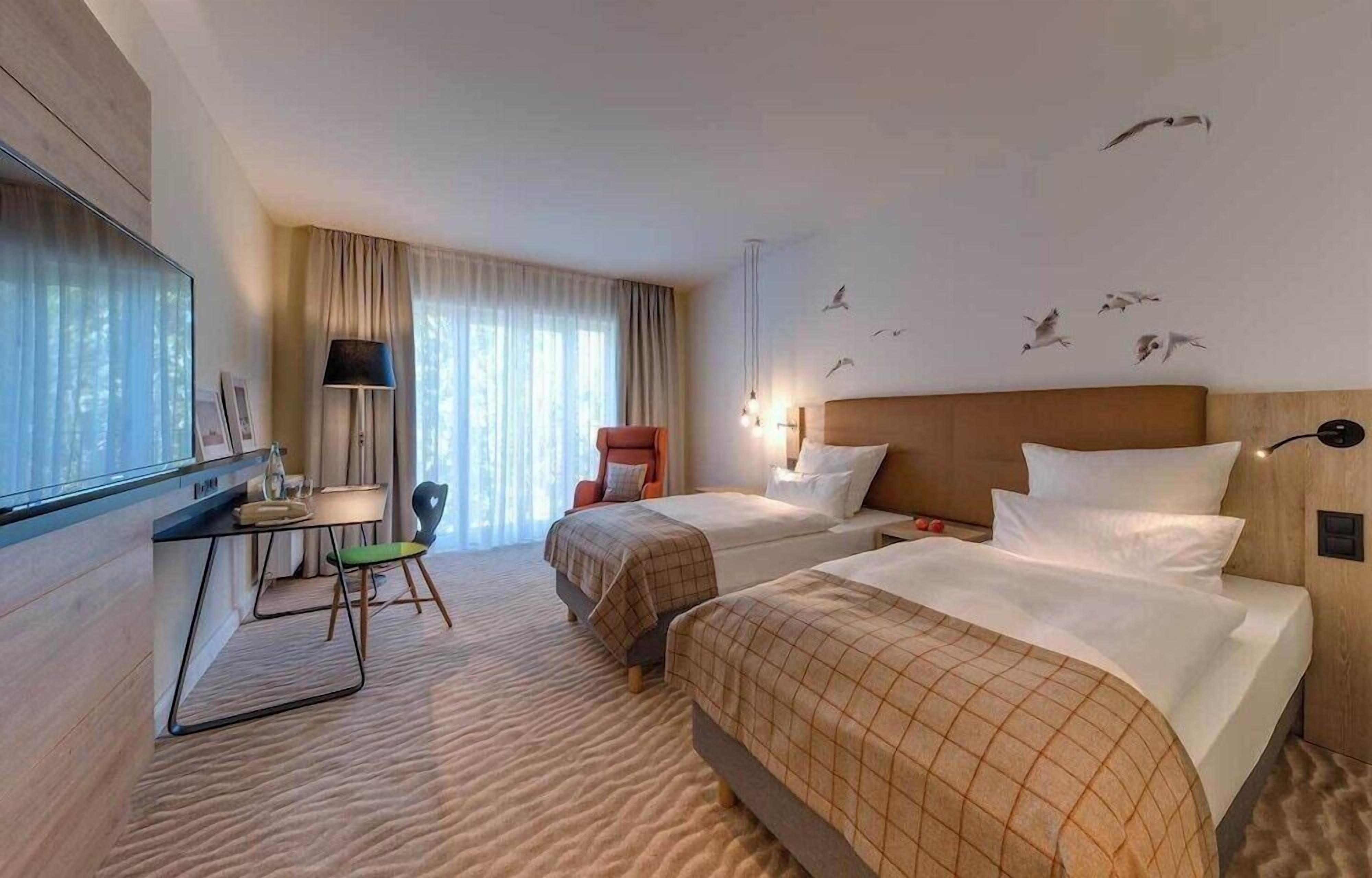 Desk, soundproofing, free WiFi, bed sheets