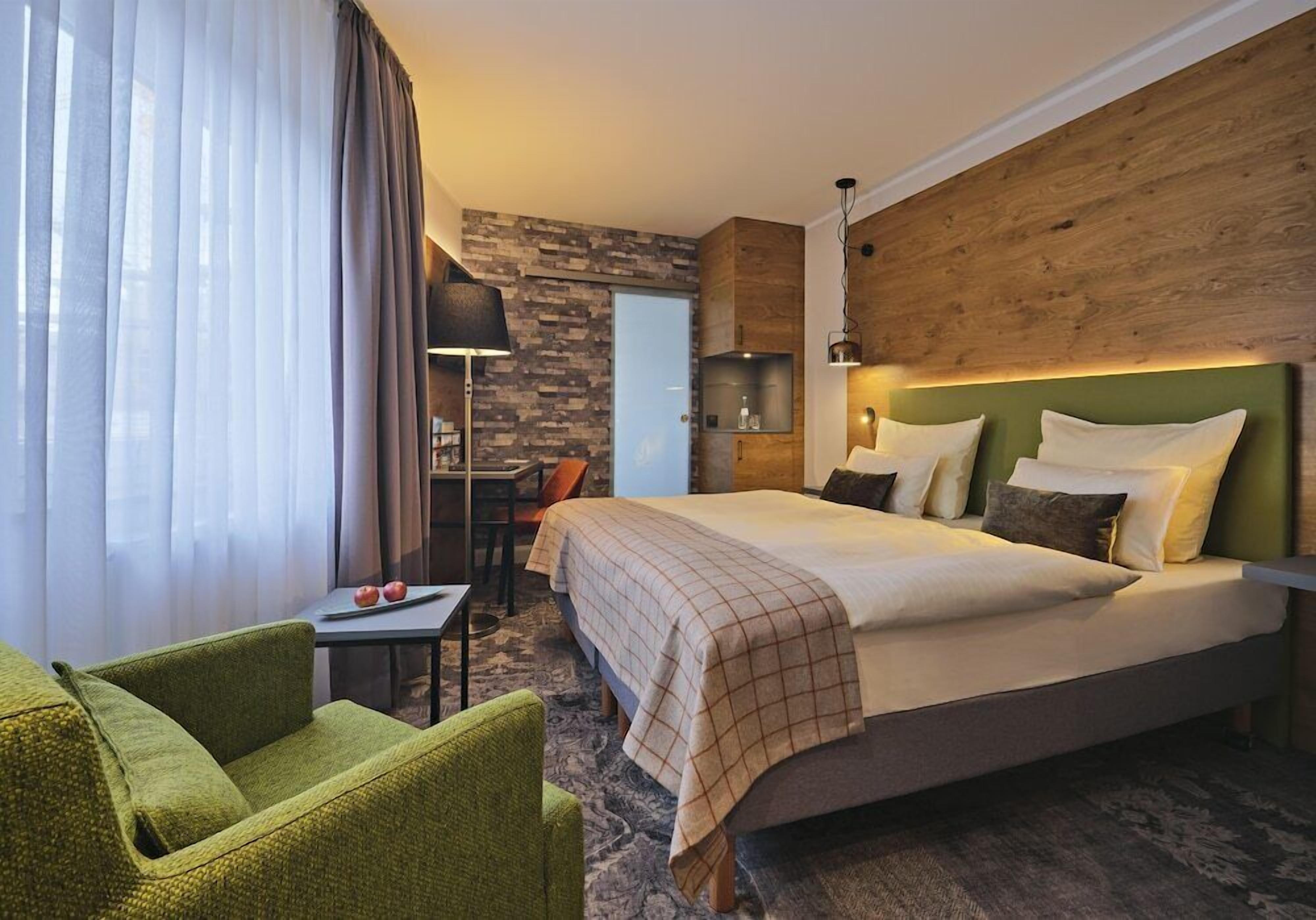 Desk, soundproofing, free WiFi, bed sheets