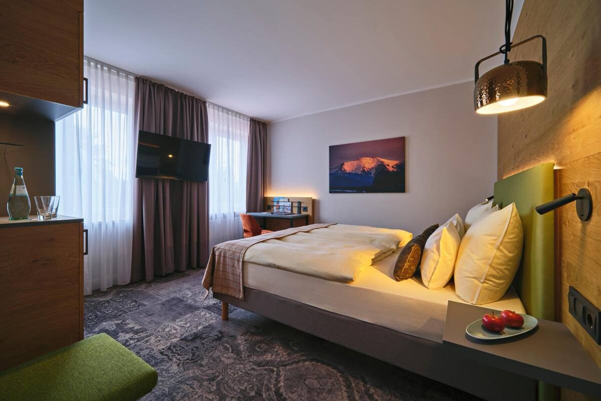 desk, soundproofing, free wifi, bed sheets