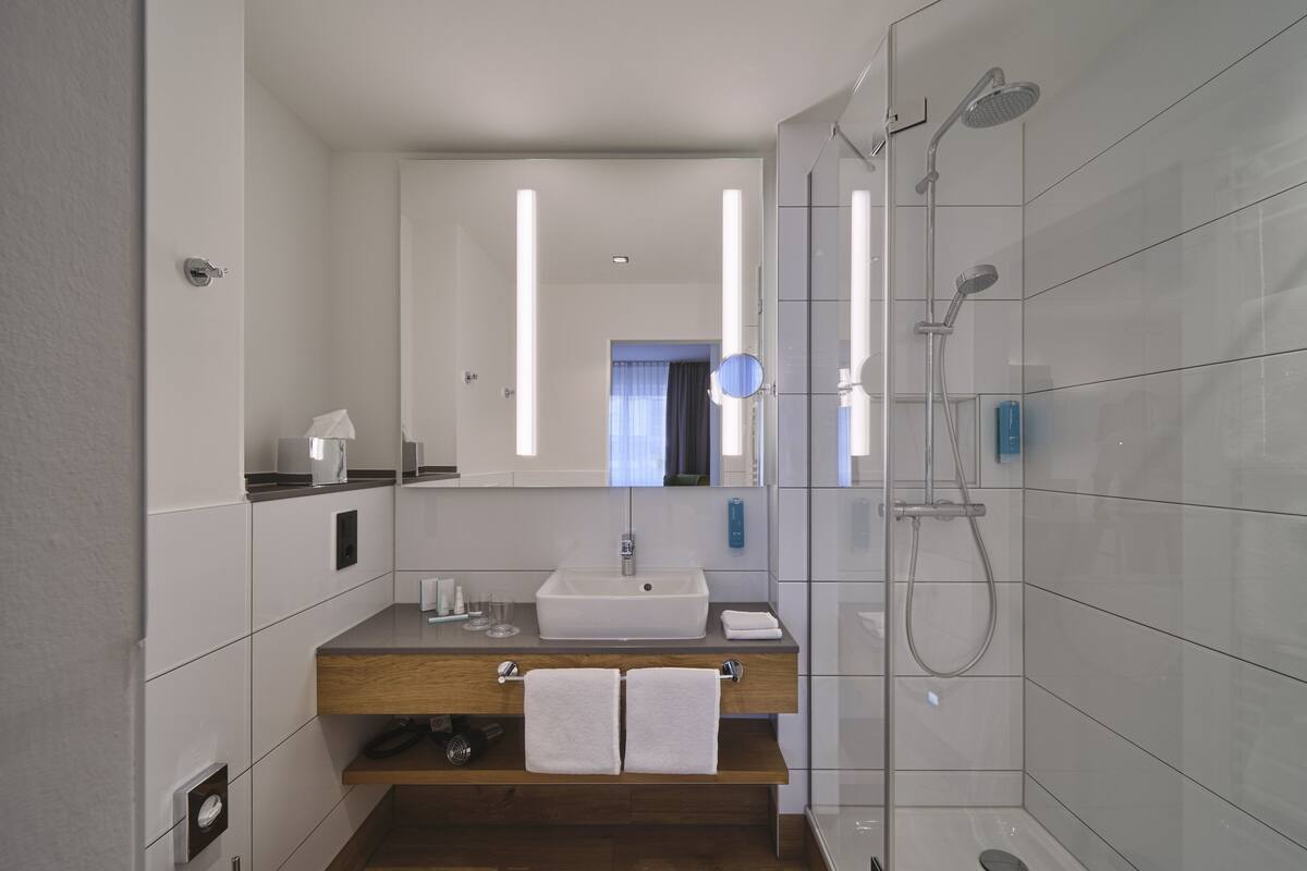 alpin doppelzimmer | bathroom | shower, free toiletries, hair dryer, bathrobes