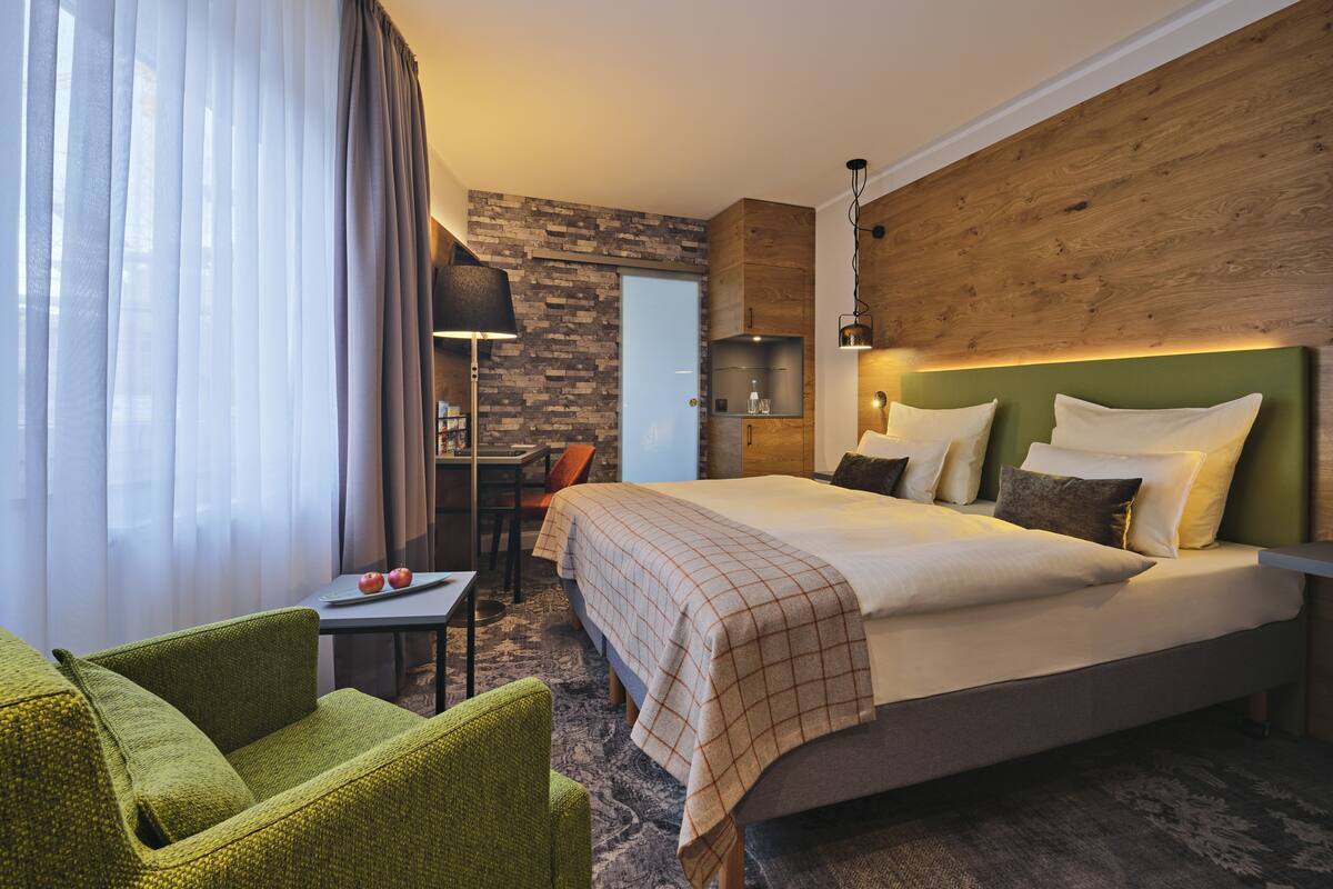 desk, soundproofing, free wifi, bed sheets